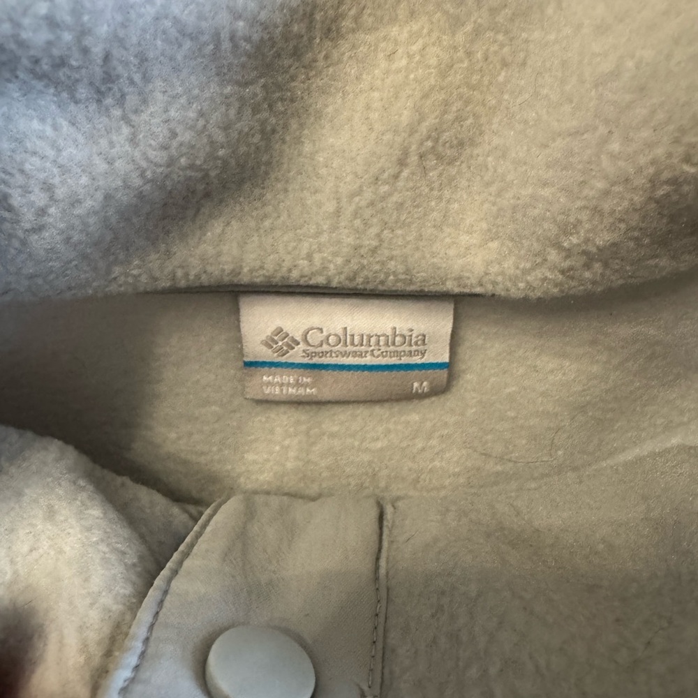 Woman’s Columbia Pullover - Picture 3 of 3